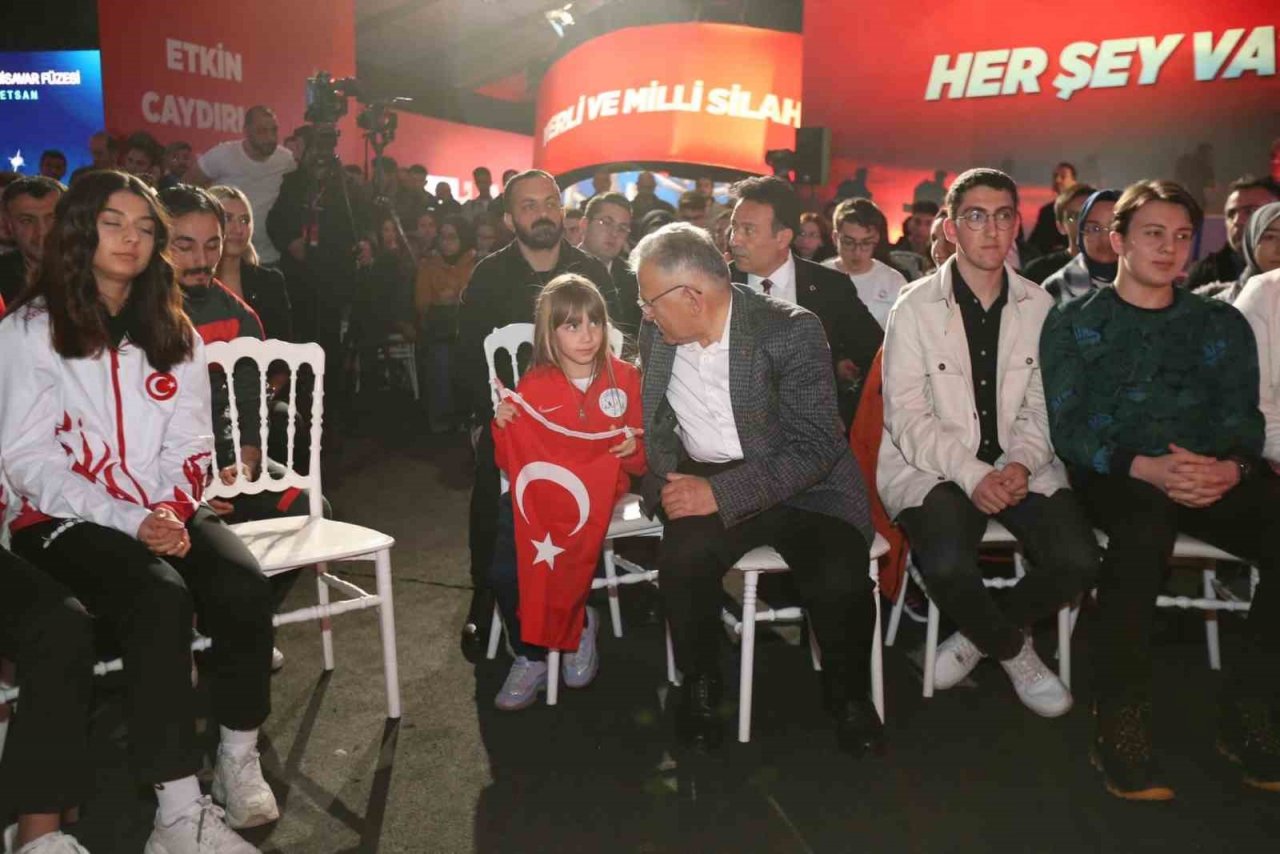 Bakan Akar ile gençlerle buluşan Başkan Büyükkılıç’tan anlamlı şiir