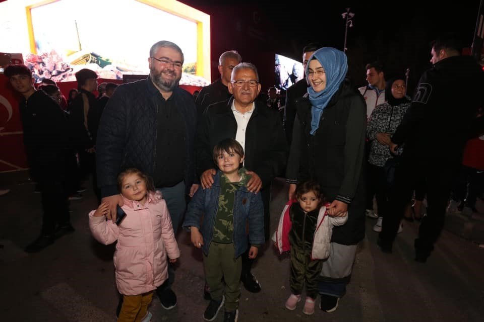 Bakan Akar ile gençlerle buluşan Başkan Büyükkılıç’tan anlamlı şiir