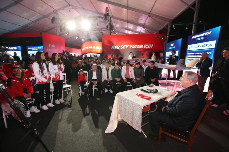 Bakan Akar ile gençlerle buluşan Başkan Büyükkılıç’tan anlamlı şiir