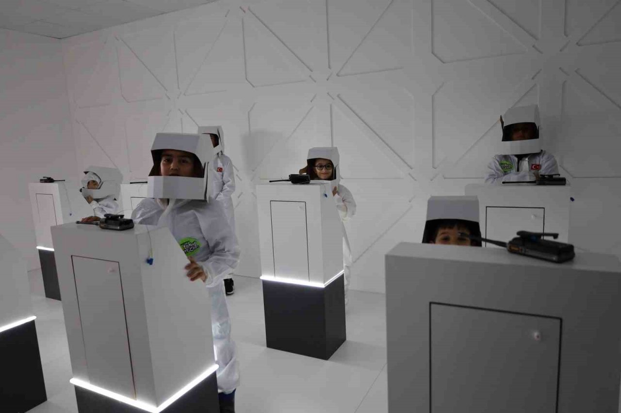 TEKNOFEST’te çocuklar uzay yolculuğu deneyimi yaşadı