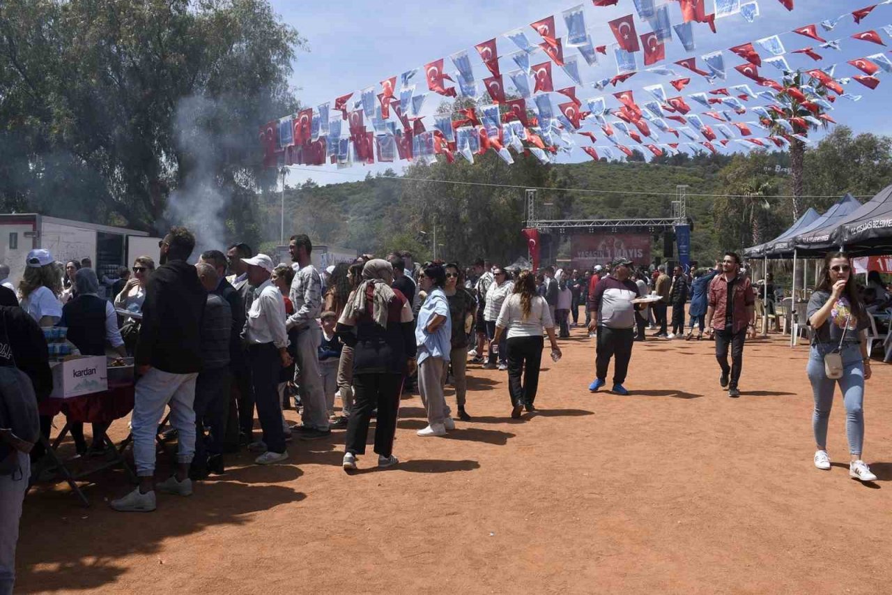 Kuşadası Belediyesi çalışanları 1 Mayıs’ı piknik yaparak kutladı