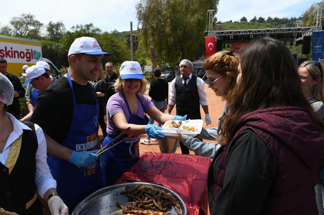 Kuşadası Belediyesi çalışanları 1 Mayıs’ı piknik yaparak kutladı