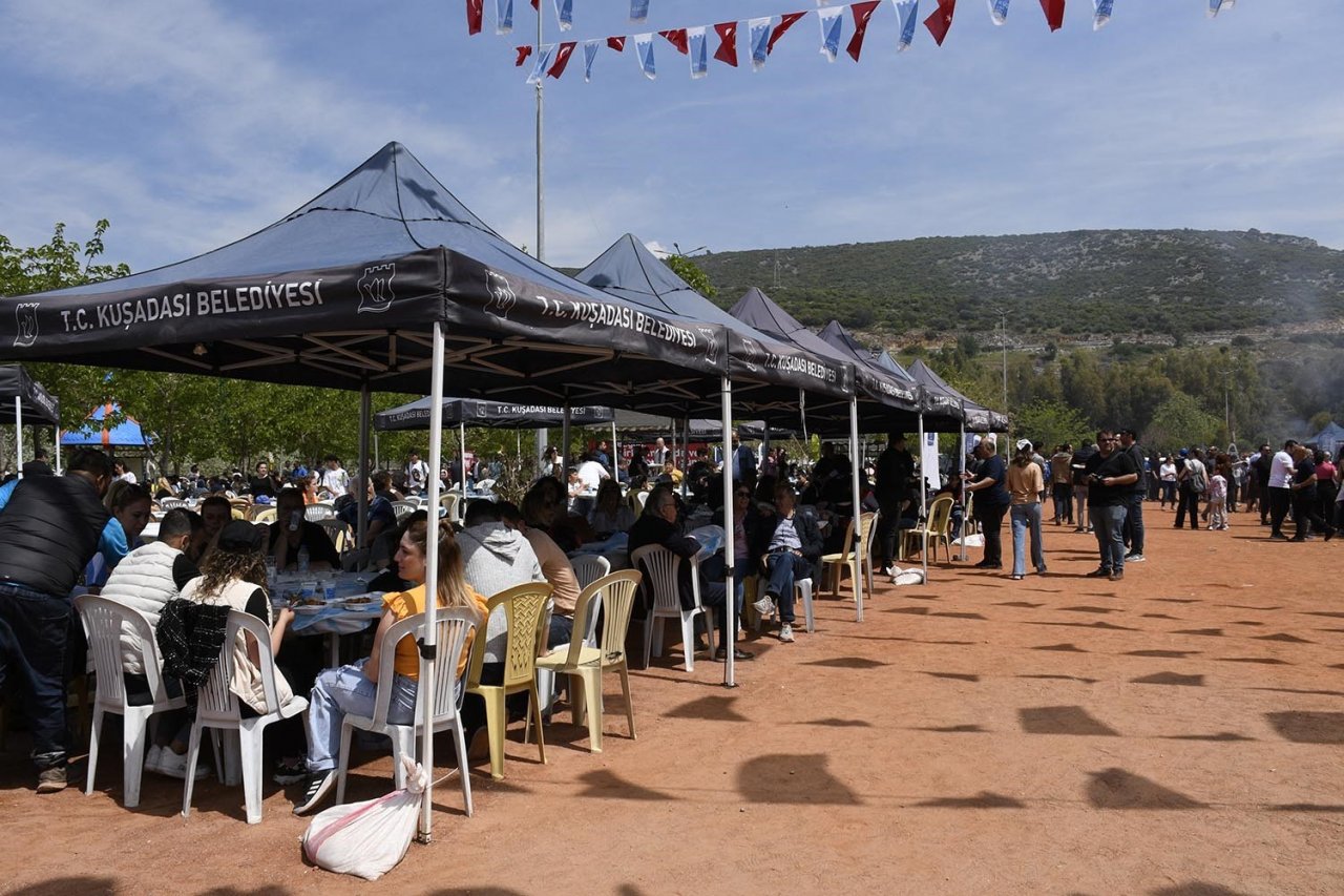 Kuşadası Belediyesi çalışanları 1 Mayıs’ı piknik yaparak kutladı