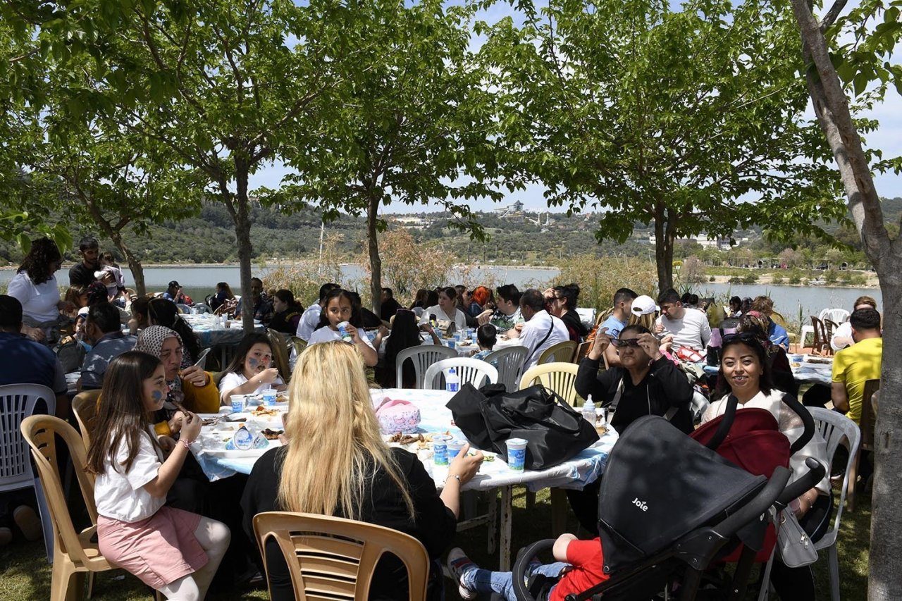 Kuşadası Belediyesi çalışanları 1 Mayıs’ı piknik yaparak kutladı