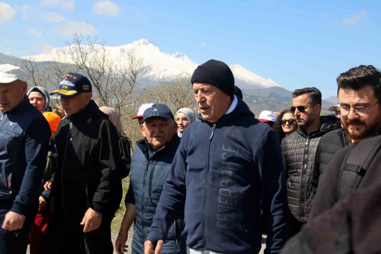Bakan Akar: "40 yıldır milletimizin başına musallat olan beladan asil milletimizi kurtaracağız"