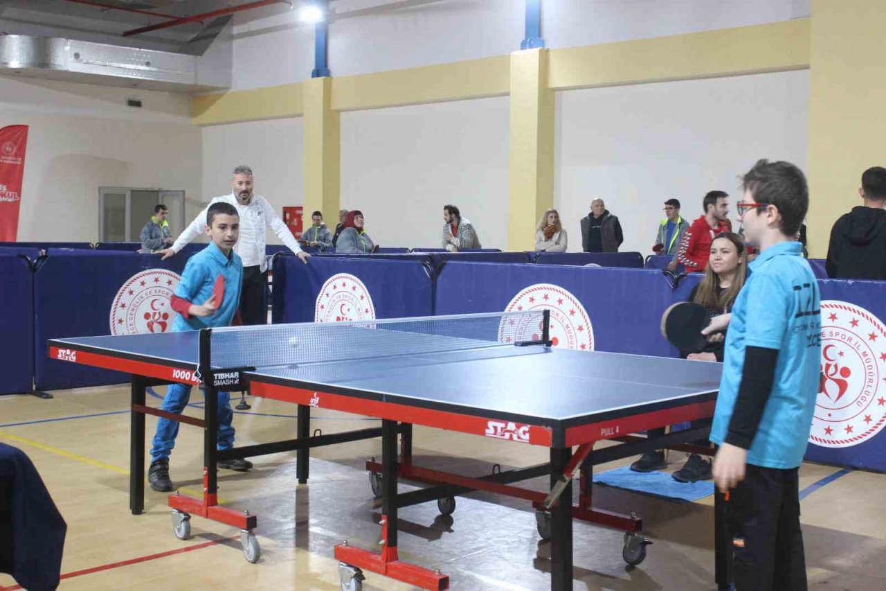 Özel raketlerin turnuvasını dostluk kazandı