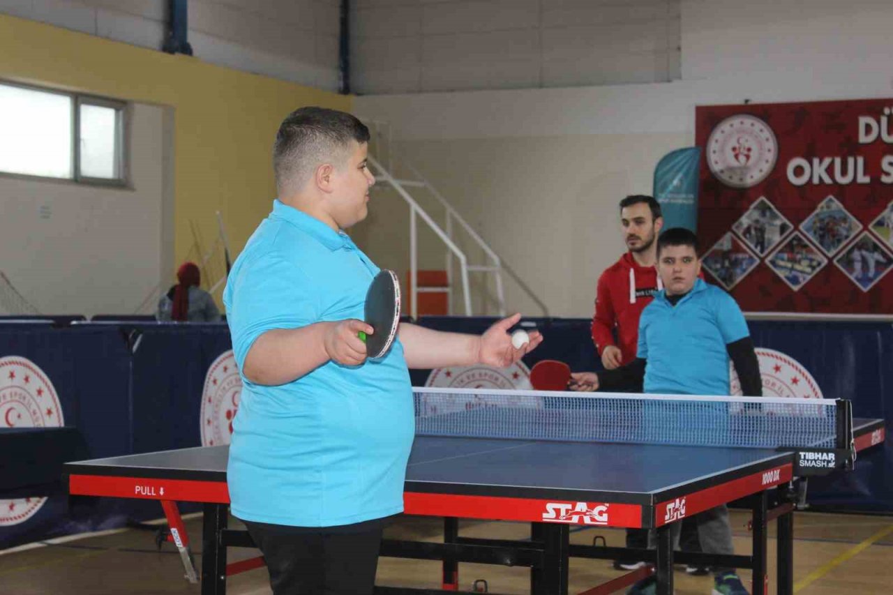 Özel raketlerin turnuvasını dostluk kazandı