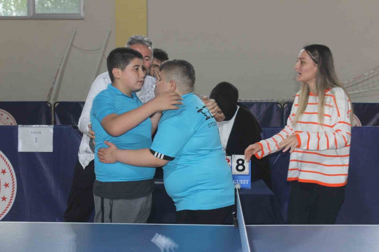 Özel raketlerin turnuvasını dostluk kazandı