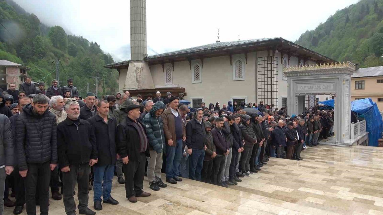 Rize’deki trafik kazasında hayatını kaybeden 5 kişi son yolculuklarına uğurlandı
