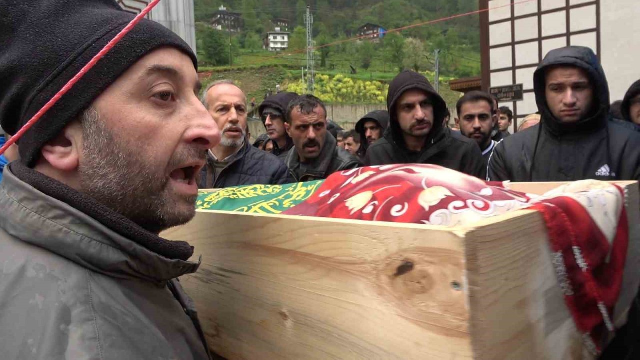 Rize’deki trafik kazasında hayatını kaybeden 5 kişi son yolculuklarına uğurlandı