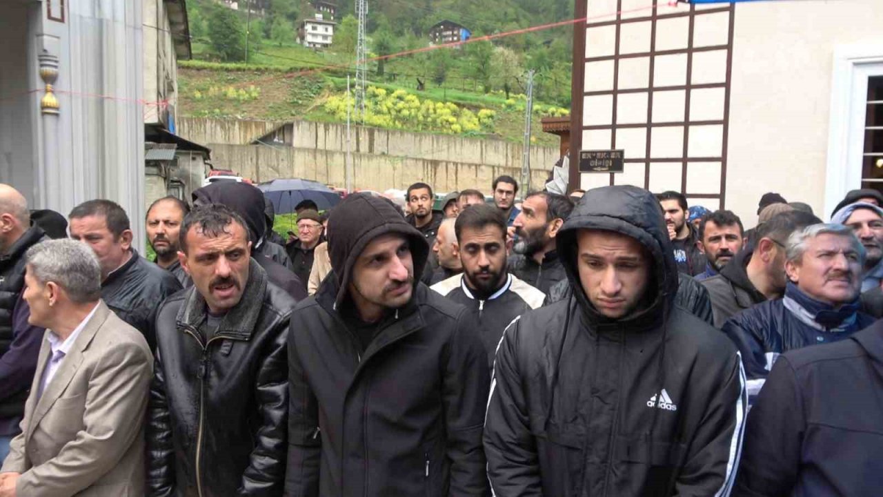 Rize’deki trafik kazasında hayatını kaybeden 5 kişi son yolculuklarına uğurlandı
