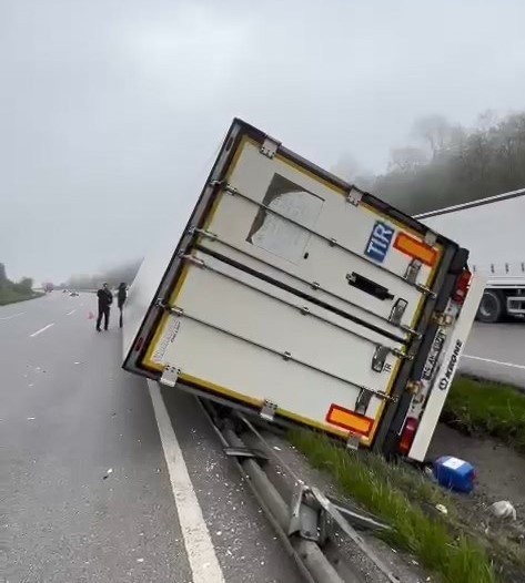 Samsun’da tır devrildi: 2 yaralı