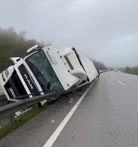 Samsun’da tır devrildi: 2 yaralı