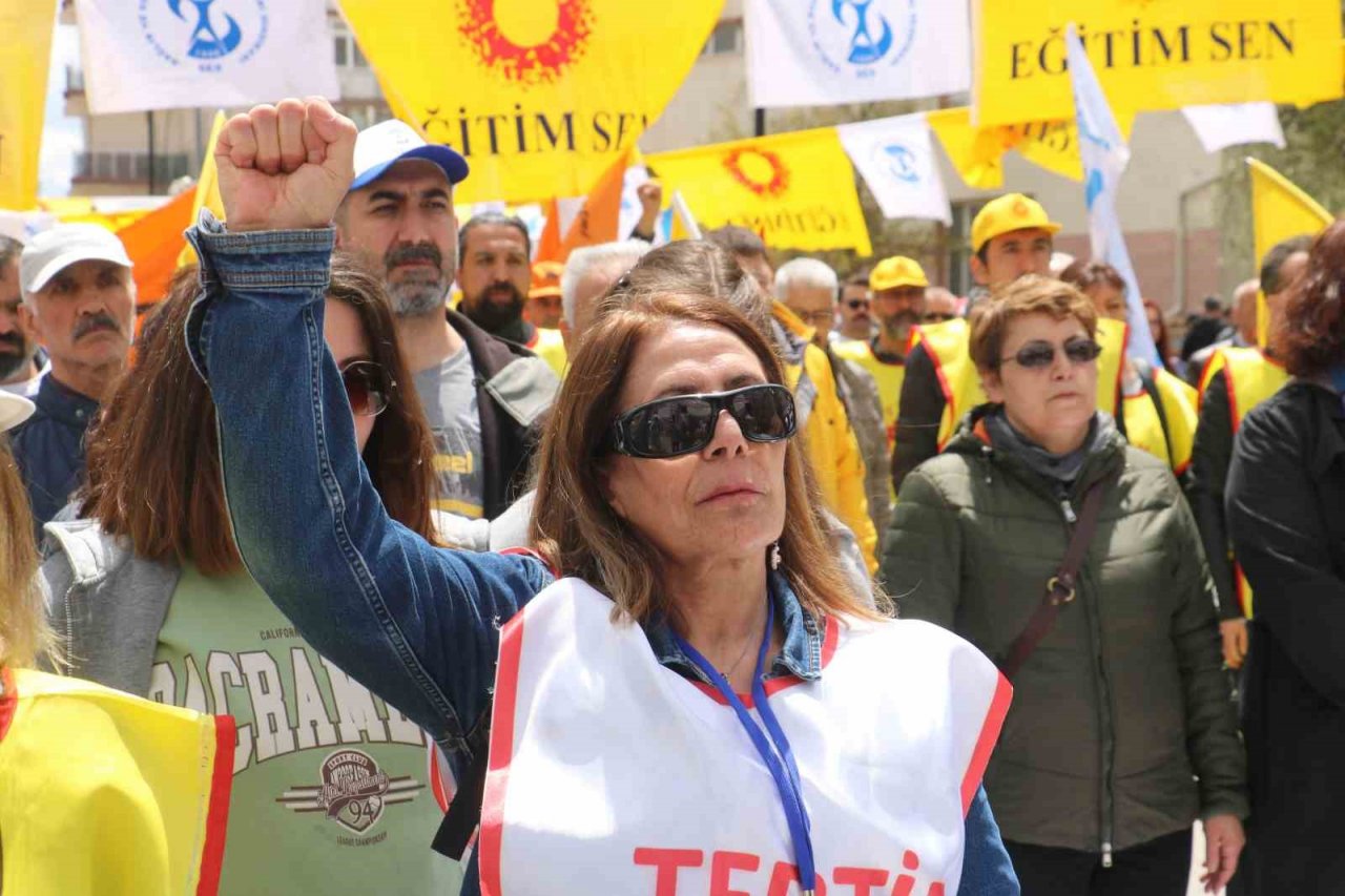 Deprem felaketinden dolayı davulsuz zurnasız 1 Mayıs kutlandı