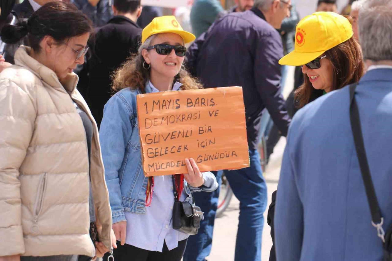 Deprem felaketinden dolayı davulsuz zurnasız 1 Mayıs kutlandı