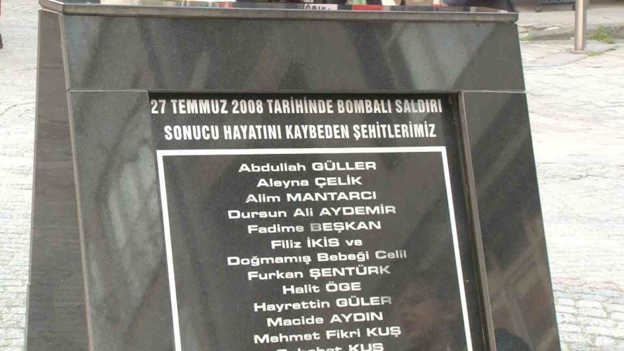 Şehit anıtına kurulan seçim standı nedeniyle tartışma çıktı: CHP’lilerin saldırdığı vatandaş isyan etti