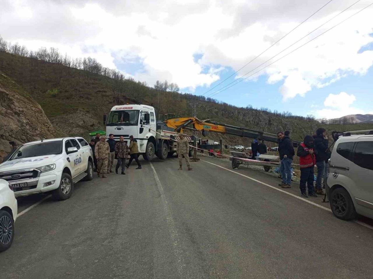 Munzur Çayı’na düşen otomobil çıkartıldı, 3 genç aranıyor