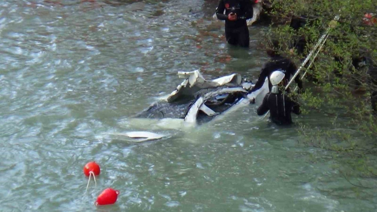 Munzur Çayı’na düşen otomobil çıkartıldı, 3 genç aranıyor