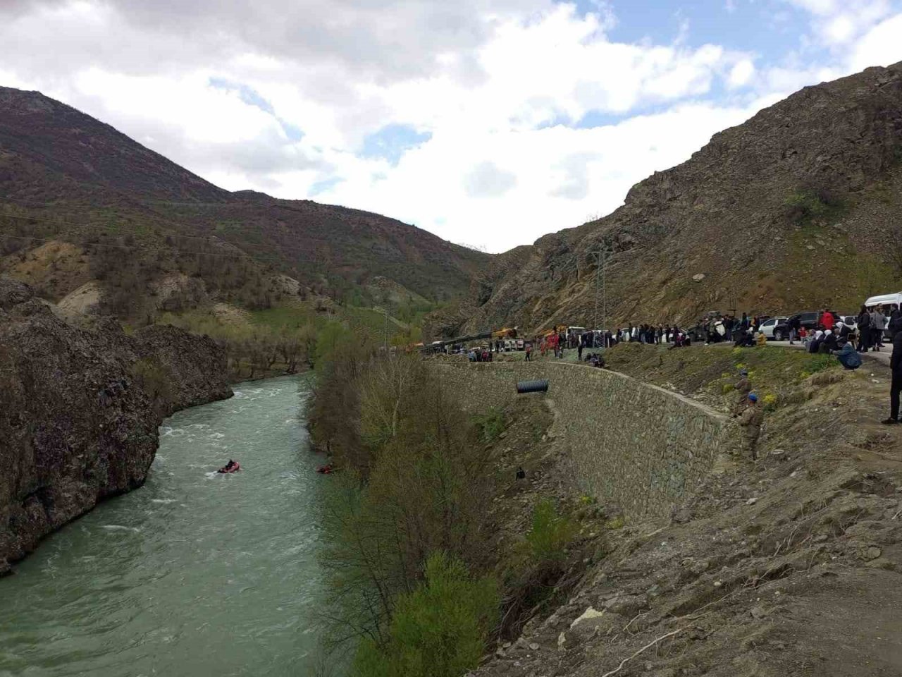 Munzur Çayı’na düşen otomobil çıkartıldı, 3 genç aranıyor