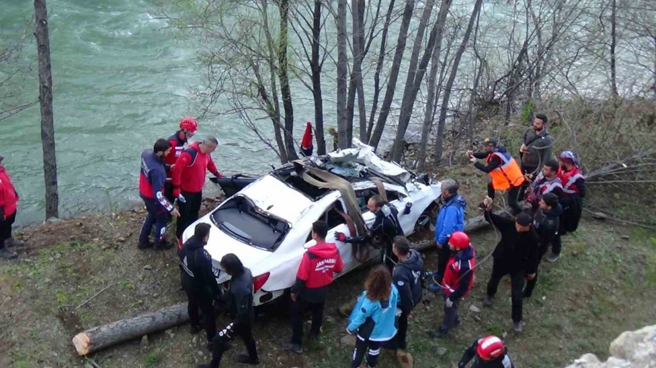Munzur Çayı’na düşen otomobil çıkartıldı, 3 genç aranıyor