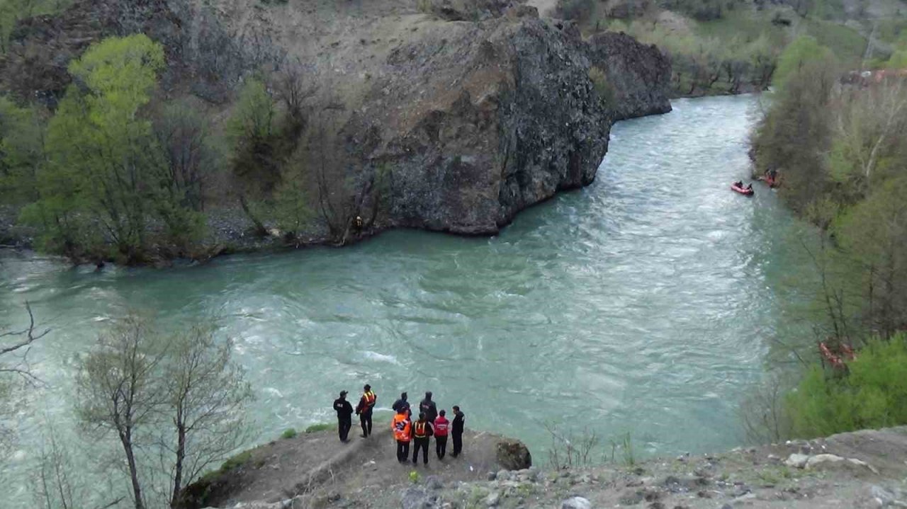Munzur Çayı’na düşen otomobil çıkartıldı, 3 genç aranıyor