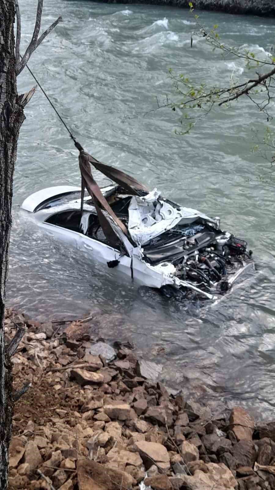 Munzur Çayı’na düşen otomobil çıkartıldı, 3 genç aranıyor