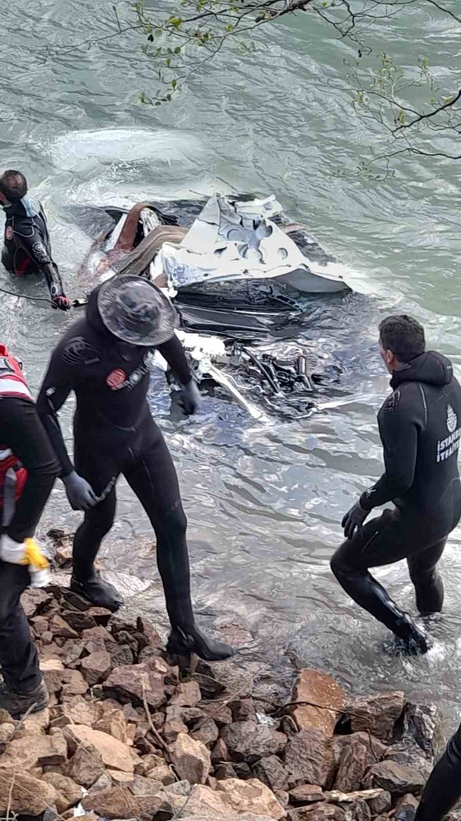 Munzur Çayı’na düşen otomobil çıkartıldı, 3 genç aranıyor
