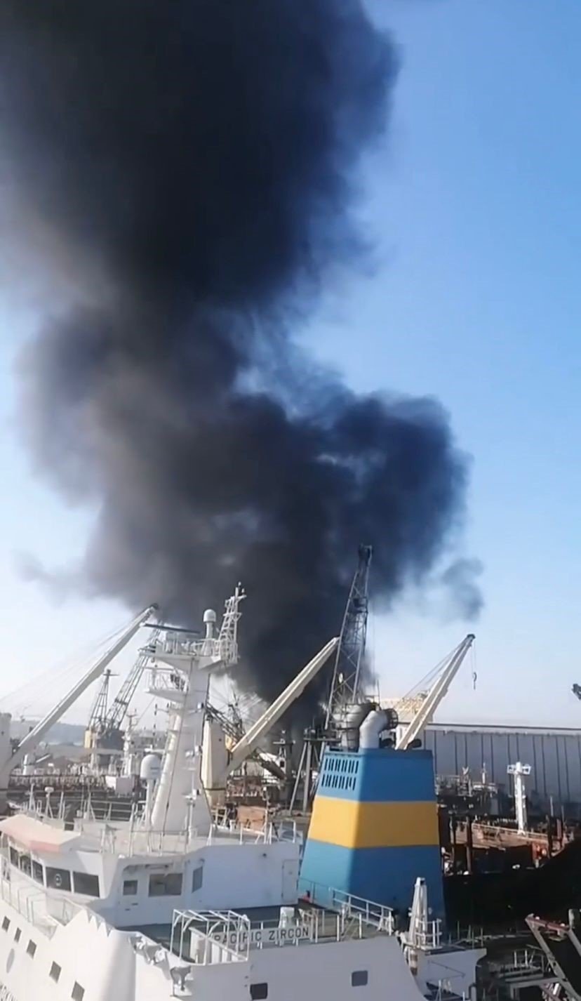 Tuzla’da bakıma alınan yük gemisinse yangın