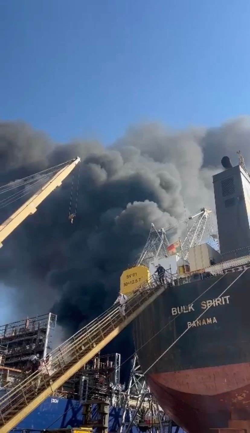 Tuzla’da bakıma alınan yük gemisinse yangın