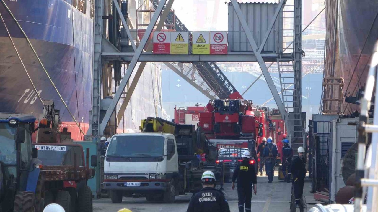 Tuzla’da bakıma alınan yük gemisinse yangın