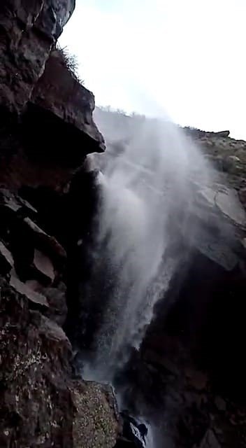 Rüzgarın etkisiyle suyu ters dönen şelaleden görsel şölen