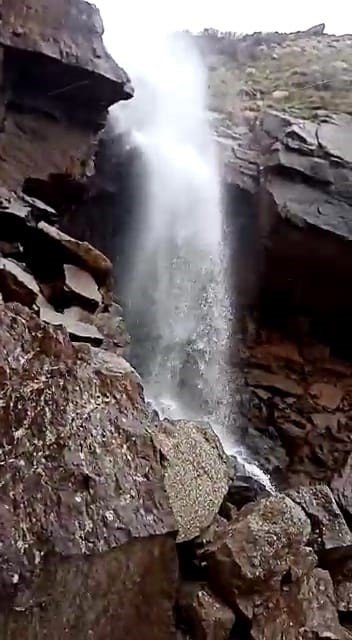 Rüzgarın etkisiyle suyu ters dönen şelaleden görsel şölen