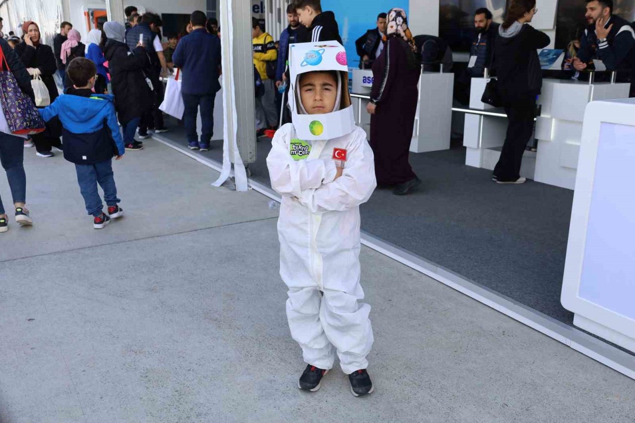 TEKNOFEST’te çocuklar uzay yolculuğu deneyimi yaşadı