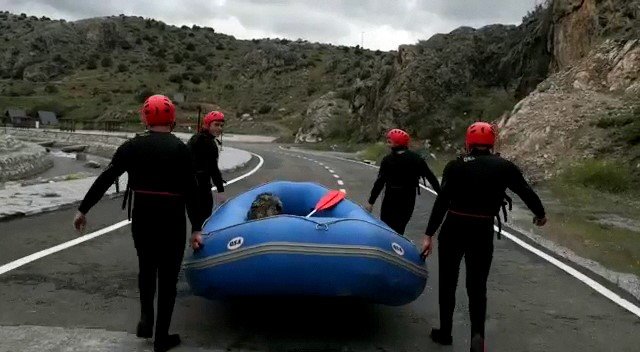 Rafting parkurunda donmak üzere olan köpeğin imdadına sporcular yetişti