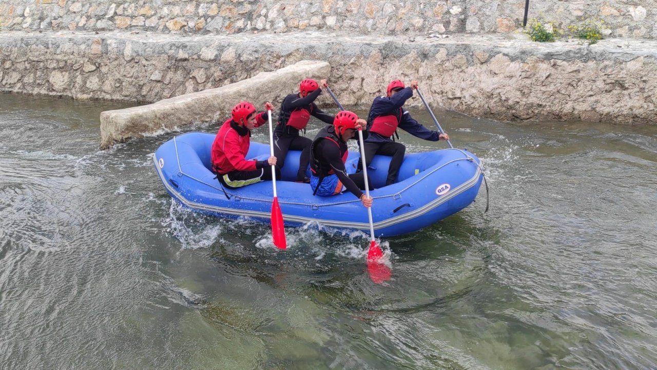 Rafting parkurunda donmak üzere olan köpeğin imdadına sporcular yetişti