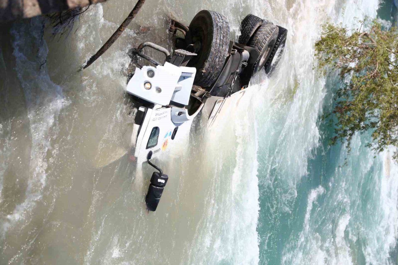 Çöken yol onarılırken tekrar çöktü, işçiler ölümden döndü