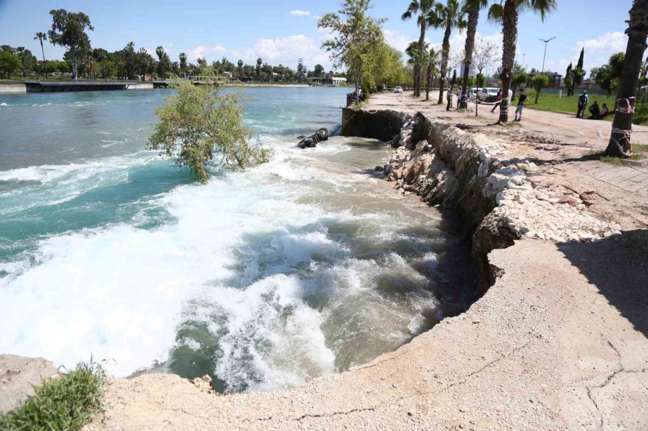 Çöken yol onarılırken tekrar çöktü, işçiler ölümden döndü