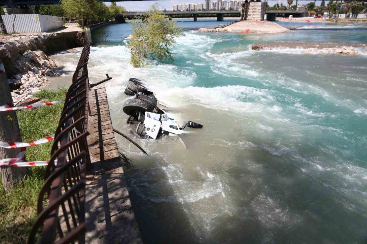 Çöken yol onarılırken tekrar çöktü, işçiler ölümden döndü