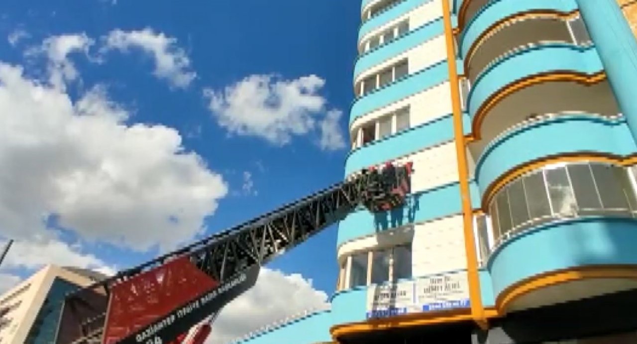 Ağır hasarlı binaya giren kediyi itfaiye ekipleri kurtardı