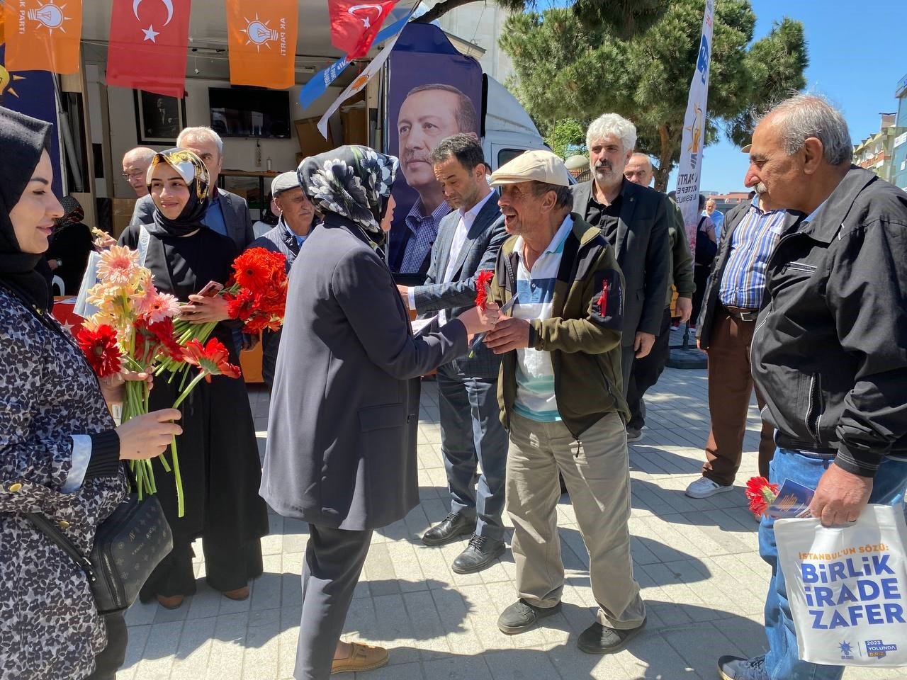 AK Parti Vekil Adayı Öztürk, Maltepelilerle buluştu, esnafı ziyaret etti