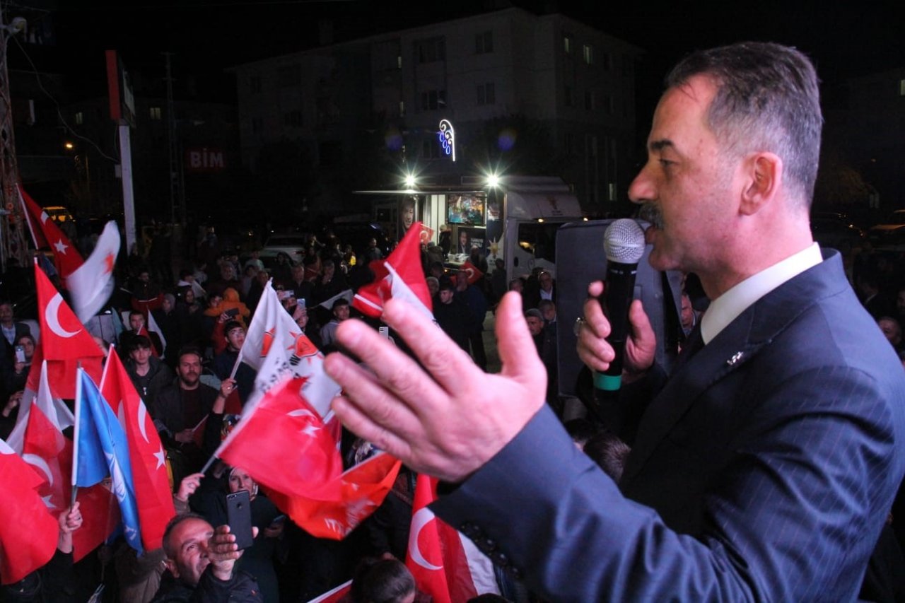 AK Partililere miting gibi karşılama