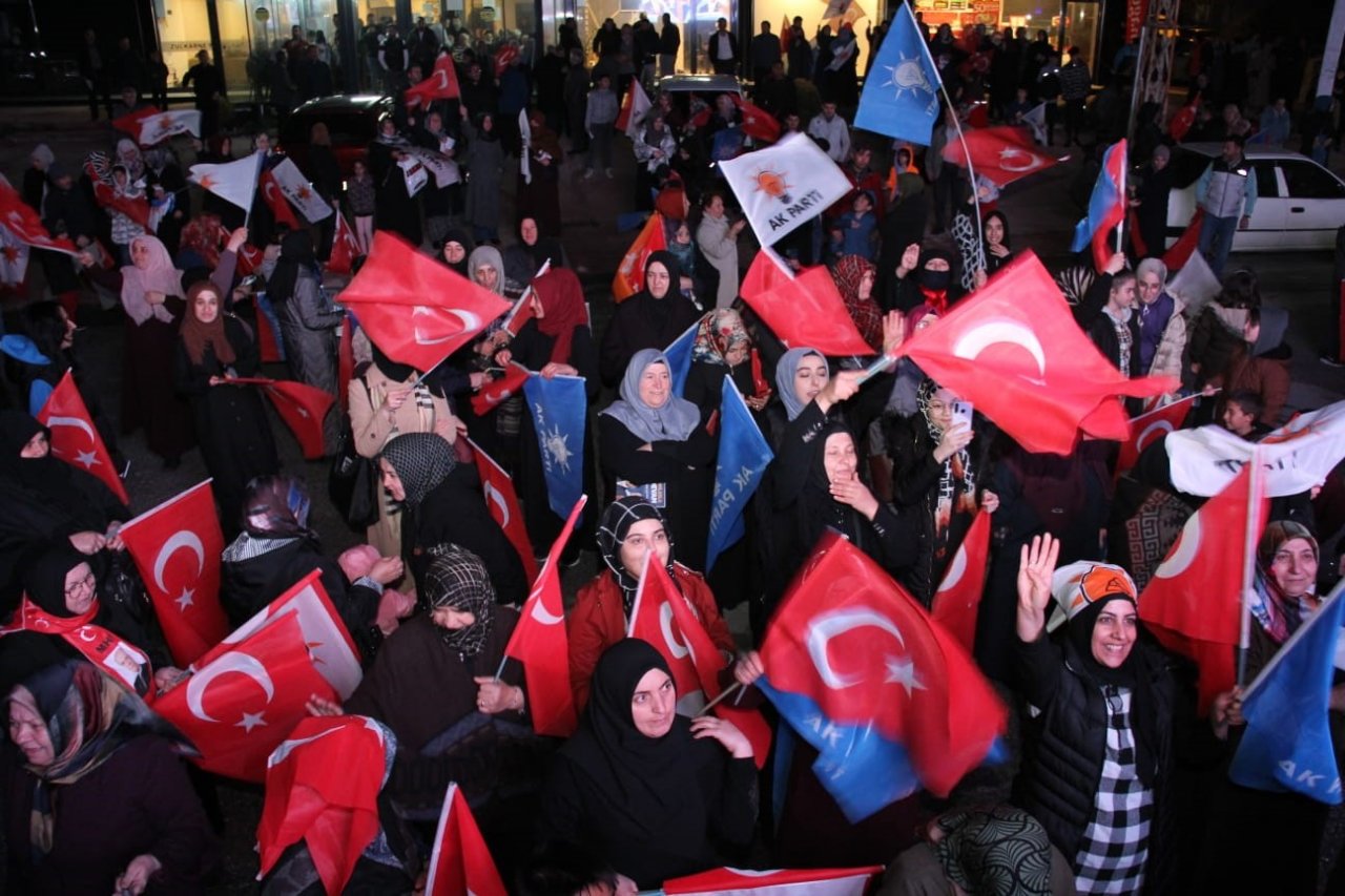 AK Partililere miting gibi karşılama