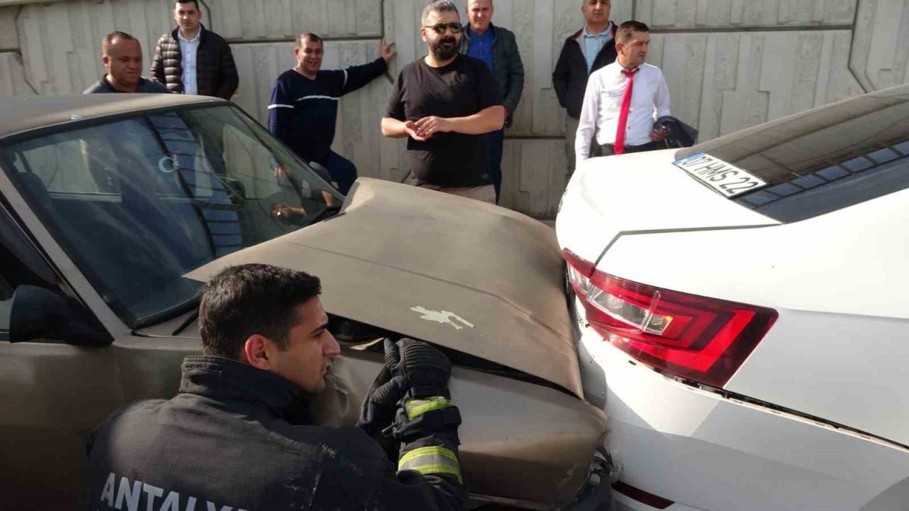 Kırmızı ışıkta bekleyen otomobillere, personel servis otobüsü çarptı: 2 yaralı