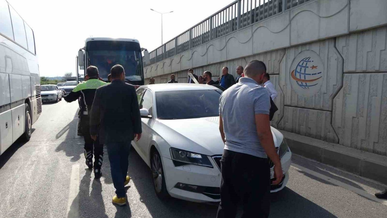 Kırmızı ışıkta bekleyen otomobillere, personel servis otobüsü çarptı: 2 yaralı