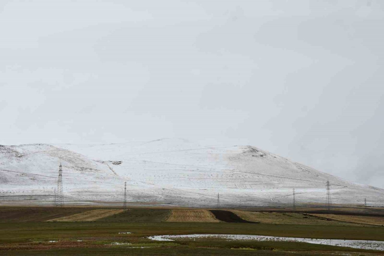 Ardahan dağları Mayıs ayında beyaza büründü