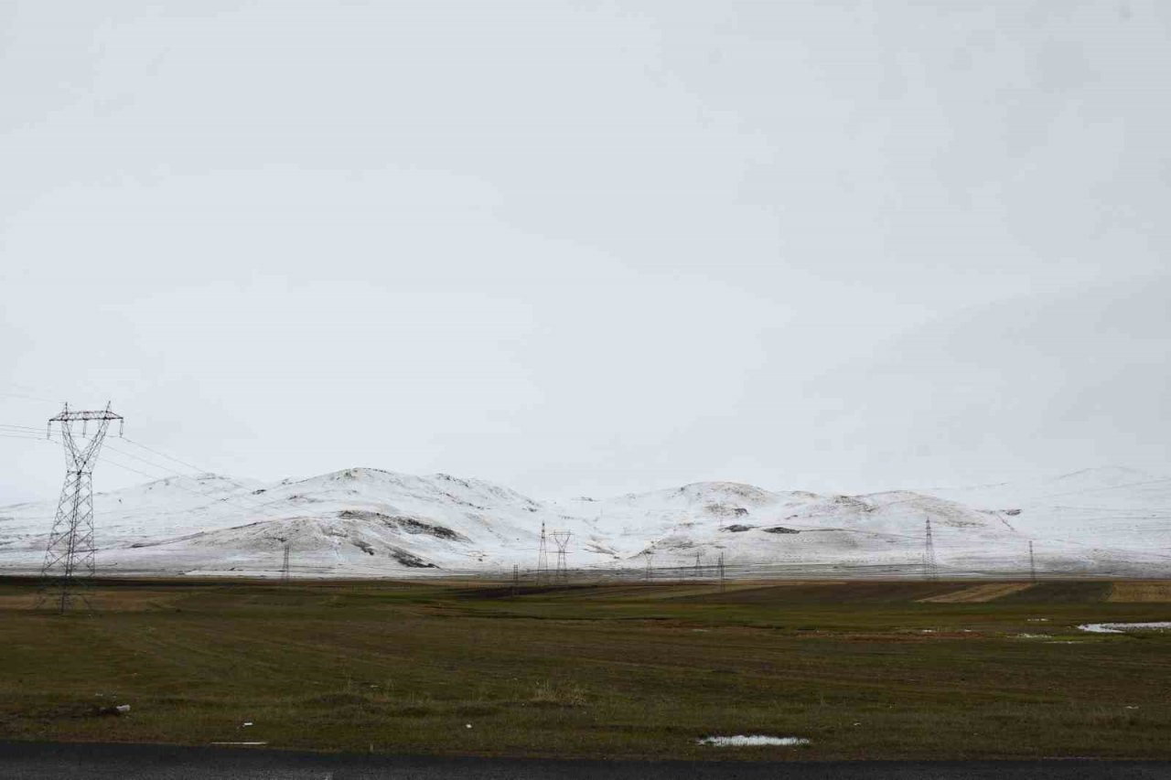 Ardahan dağları Mayıs ayında beyaza büründü