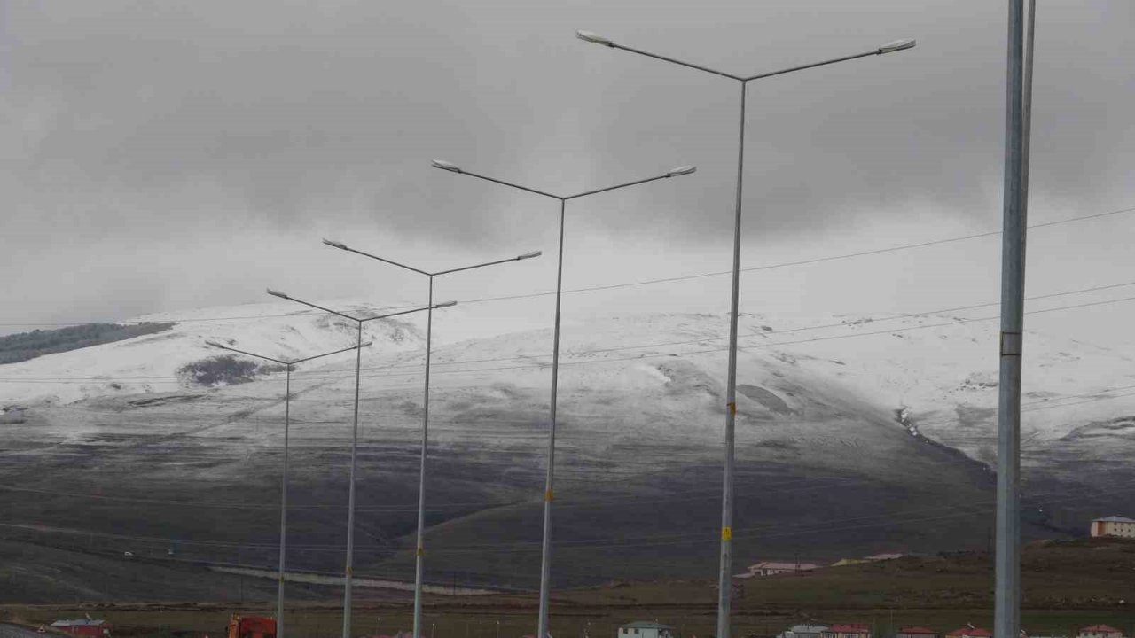 Ardahan dağları Mayıs ayında beyaza büründü