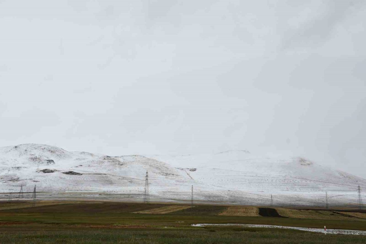 Ardahan dağları Mayıs ayında beyaza büründü