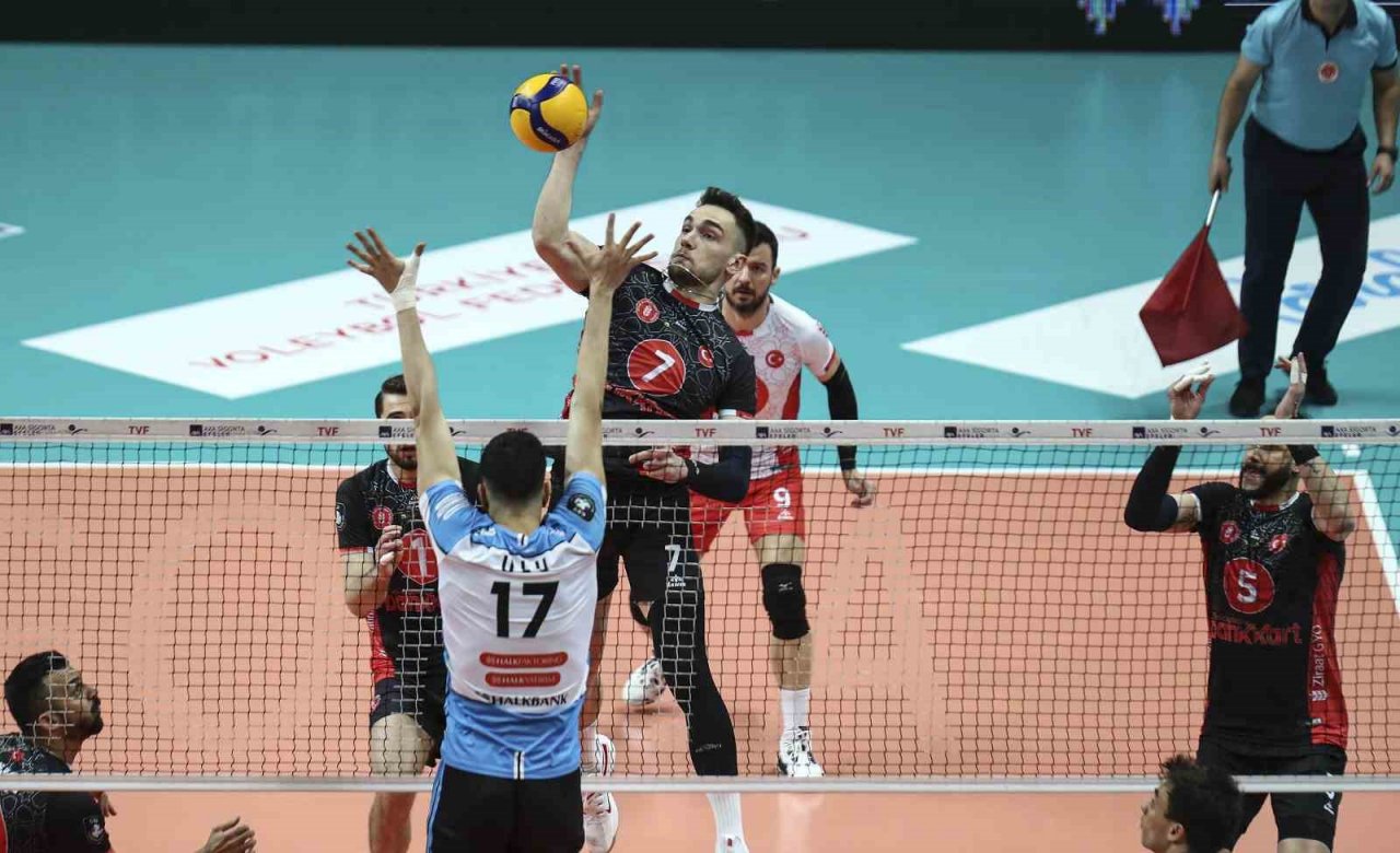 AXA Sigorta Efeler Ligi: Halkbank: 3 - Ziraat Bankkart: 1