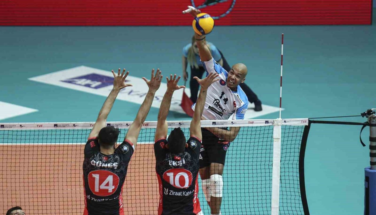 AXA Sigorta Efeler Ligi: Halkbank: 3 - Ziraat Bankkart: 1